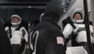 سلطان النيادي يدخل "دراغون" استعدادا لانطلاق أطول مهمة عربية للفضاء