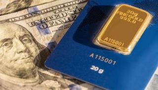 وهج الدولار يطغى على بريق الذهب.. أين الاتجاه؟