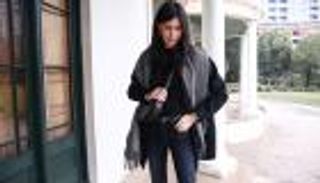 الموضة النسائية في 2023.. الحقيبة الهلالية لإطلالة متفردة