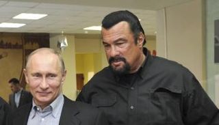 ستيفن سيغال مع الرئيس الروسي فلاديمير بوتين