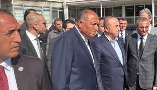 وزيرا خارجية مصر وتركيا خلال جولة في أماكن منكوبة من الزلزال