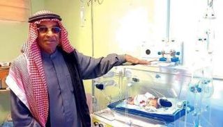 الرجل السبعيني بجانب أحد التوائم 