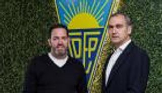 نادٍ يصارع الهبوط.. سواريش مدرب الأهلي المصري السابق يبدأ رحلة جديدة