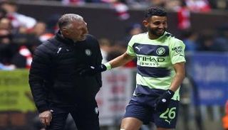 رياض محرز ومدربه السابق نايجل بيرسون