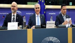 جانب من كلمة رضا بهلوي أمام البرلمان الأوروبي