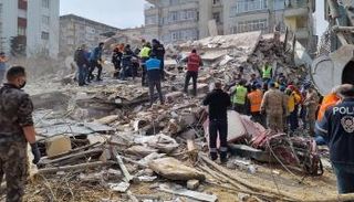 آثار الزلزال في تركيا