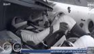 "سهيل" ترافق سلطان النيادي.. تميمة الفضاء الإماراتية تطفو داخل "دراغون" (فيديو)