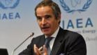 غروسي في إيران لاختيار إجابة.. "تقلّبات لا إرادية" أم "قنبلة نووية"