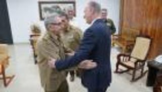 روسيا تستعيد كوبا من ذاكرة الحرب الباردة بزيارة لـ"كاسترو"