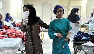 طالبات إيرانيات يخضعن للعلاج