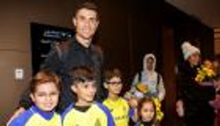 ما حقيقة انفعال كريستيانو رونالدو على طفل بسبب ميسي؟ (فيديو)