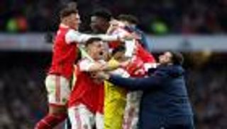 مباراة أرسنال وبورنموث تصيب الأسطورة بالجنون.. فيديو يوثق الحدث الغريب