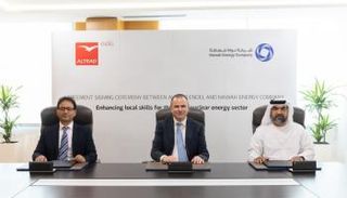 جانب من توقيع العقد 