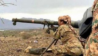 جندي للقوات الجنوبية يقصف مواقع الحوثي في الضالع- أرشيفية