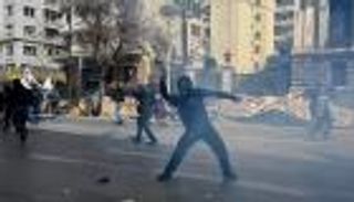 "القطار" يدهس الثقة في الحكومة باليونان (صور)