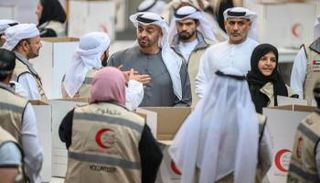 الشيخ محمد بن زايد آل نهيان خلال زيارته لجسور الخير