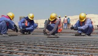 البناء من المهن الشاقة التي قد تبيح الإفطار