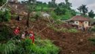 11 قتيلا و50 مفقودا بانزلاق تربة في إندونيسيا