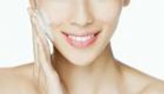 مقشرات أحماض ألفا هيدروكسي.. مفتاح جمال البشرة