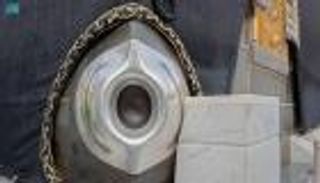 مطرزة بخيوط الذهب.. تغيير كسوة الحجر الأسود والركن اليماني (صور)