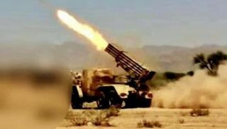 آلية عسكرية للقوات الجنوبية تقصف تجمعات الحوثيين بالضالع