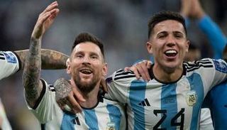 إنزو فيرنانديز وليونيل ميسي في منتخب الأرجنتين
