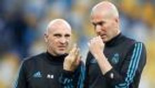 تاريخه مباراة واحدة.. كيف أصبح "توأم زيدان الملتصق" مديرا فنيا؟