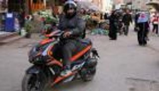 سكوتر للنساء فقط.. "إيمان" تقدّم وسيلة مواصلات آمنة ومريحة (صور) 