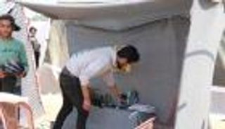 شاب سوري ينفض ركام الزلزال وفي يده مقص: للحلم بقية (خاص)