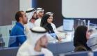 محمد بن راشد يجري اتصالا مع رائد الفضاء سلطان النيادي