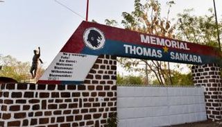 تمثال شهير في بوركينا فاسو للزعيم التاريخي توماس سانكارا- رويترز