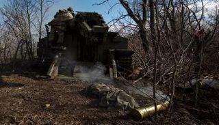 جنود أوكرانيون يطلقون مدفع هاوتزر ذاتي الدفع باتجاه القوات الروسية خارج باخموت
