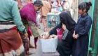 في اليوم العالمي للمرأة.. يمنيات يقاومن الفقر وحرب الحوثي (صور)