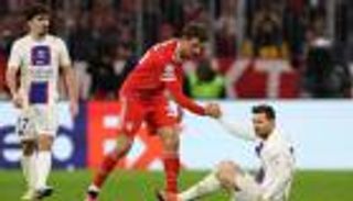 "رونالدو مختلف تماما".. مولر يسخر من مستويات ميسي في أبطال أوروبا