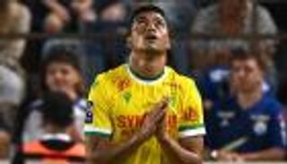 لاعب جزائري يضع مسيرة مصطفى محمد على المحك