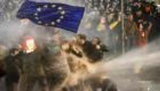 "العملاء الأجانب".. مواجهة أمريكية روسية على أرض جورجيا