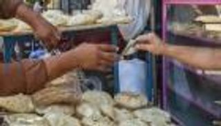 التضخم في مصر يقفز إلى 32.9% بدفع من أسعار المواد الغذائية 