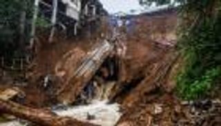 الأرض تبتلع 30 في إندونيسيا.. واحتمالات بتحرّك جديد للتربة