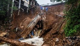 انهيار أرضي في إندونيسيا