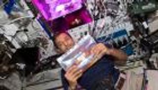 سلطان النيادي يدرس تأمين الطعام بشكل مستدام في الفضاء (صور)