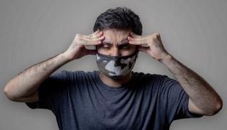 شخص يعاني من الصداع- تعبيرية