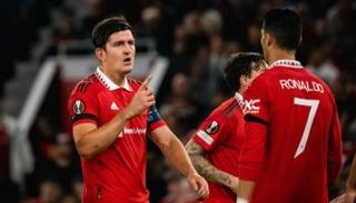 هاري ماجواير بجانب رونالدو