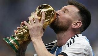 ليونيل ميسي يحمل كأس العالم