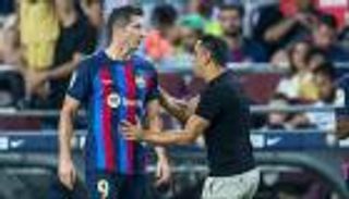 "غير عقلية برشلونة".. تشافي يضع ليفاندوفسكي في كفة ميسي