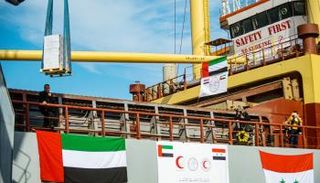 سفينة مساعدات إماراتية تصل إلى ميناء اللاذقية السورية