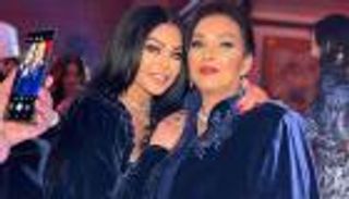 وصلة رقص.. هيفاء وهبي تحتفل بعيد ميلادها مع والدتها (فيديو)