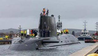غواصة تابعة للبحرية البريطانية تغادر حوض بناء السفن في بارو-إن-فورنيس