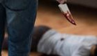 رفضت إعطاءه نقودا.. عامل مصري يضرب والدته ويطعنها بسكين