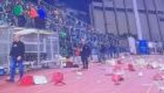 اشتباكات ومقاعد محطمة.. ماذا حدث في مباراة التتويج بالدوري اللبناني؟