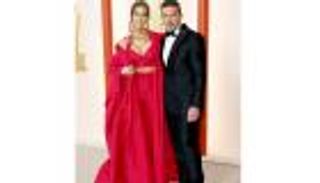 حفل الأوسكار.. إطلالة كلاسيكية لـ أنطونيو بانديراس وصديقته